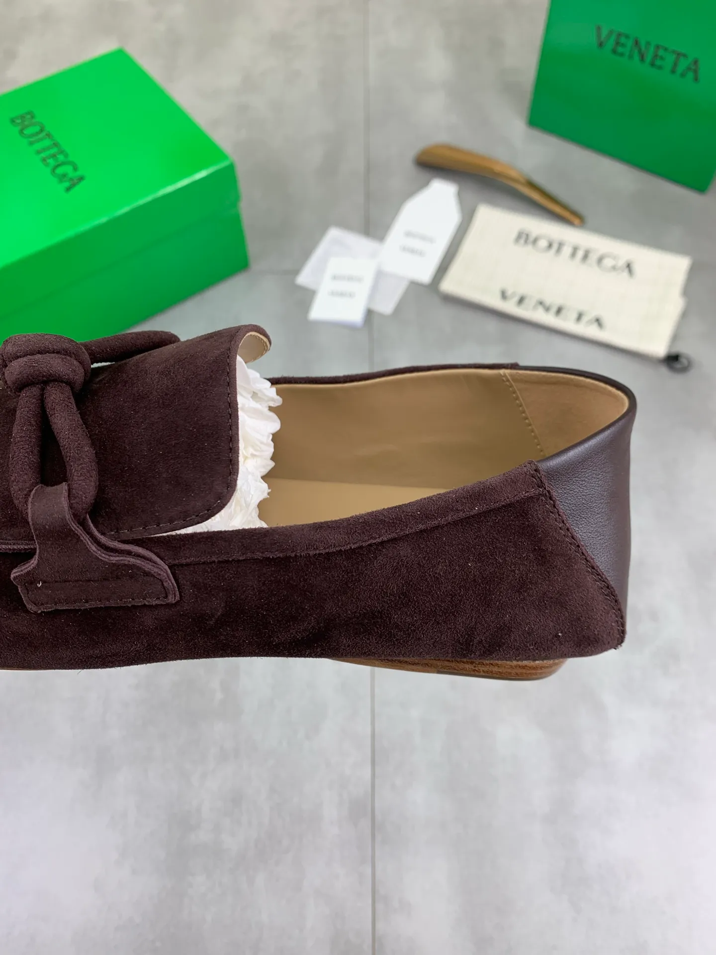 Factory price P760💰Top quality (genuine leather outsole series)💎💎💎 BOTTEGA VENETA official website synchronizes the latest model, top version of the highest version of BV business leather shoes in the market, accept material comparison, shoe type comparison, process comparison, practical and texture, versatile, suitable for any occasion, the more you look at it, the more flavorful it becomes. Pure hand-woven craftsmanship - upper material, imported original hand-woven calfskin - high-quality water-dyed sheepskin lining - original private model custom-made hand-made leather outsole -Size: female 35-39 (34 40 customized) male 39-44 (38 45 customized) Comes with original BV green box, complete packaging.